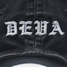 Carica l&#39;immagine nel visualizzatore di Gallery, DEVA STATES Cappellino con cinturino incrociato effetto consumato, nero lavato

